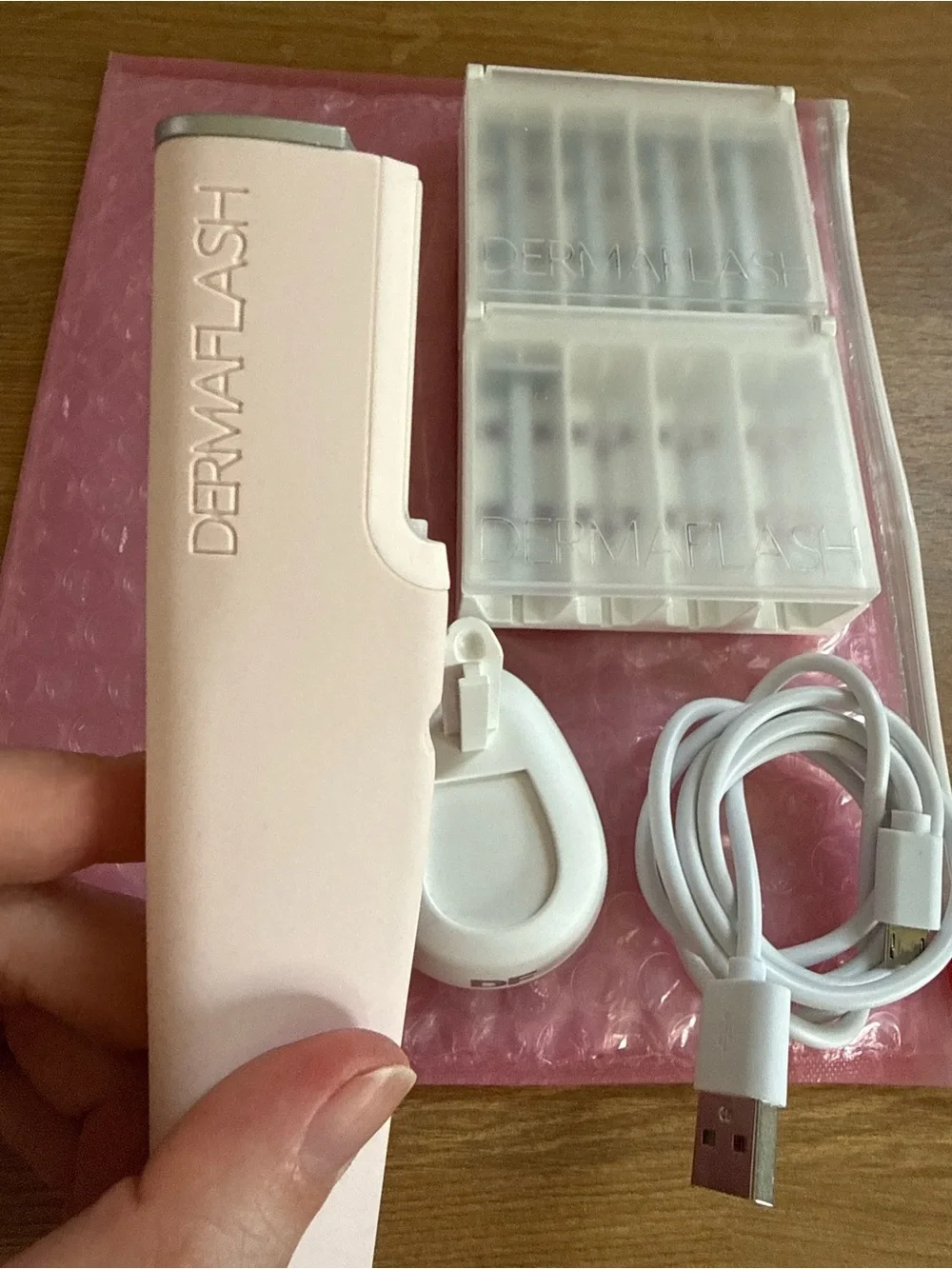 EUC Dermaflash Luxe+ Sonic Dermaplaning + Peach Fuzz Removal Set